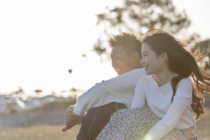 デートで笑顔で会話をする男女