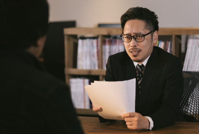 相談する男性