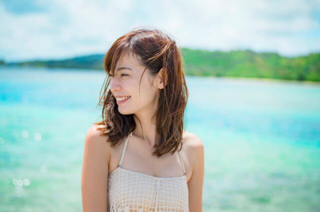 海を歩く女性