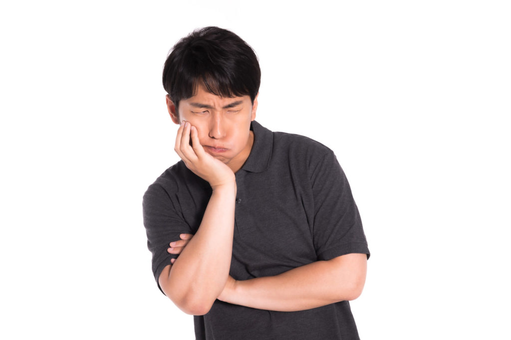 悩む男性