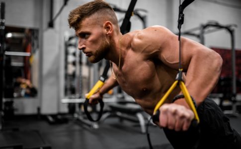 筋トレをする男性