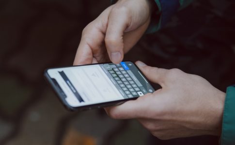 スマホを操作する男性